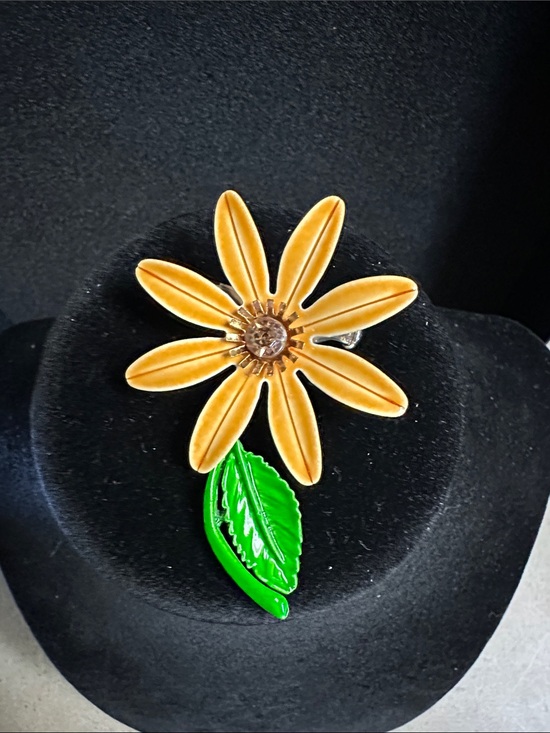 Jewelry - Vintage 1960’s Enamel Yellow Daisy Flower Brooch with Green Leaf